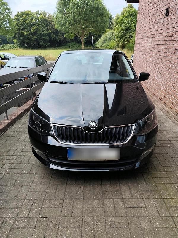 Schwarz Gebraucht 2016 Skoda Fabia Limousine | 8.500 € (Guter Preis) - Bild 1/4