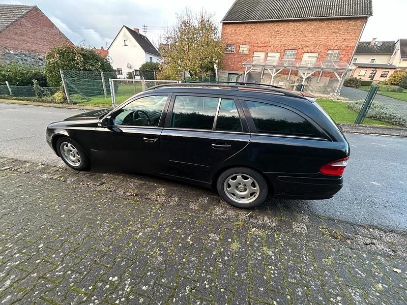 Gebraucht Mercedes E220 150 PS (110 kW) 2004 Schwarz Kombi