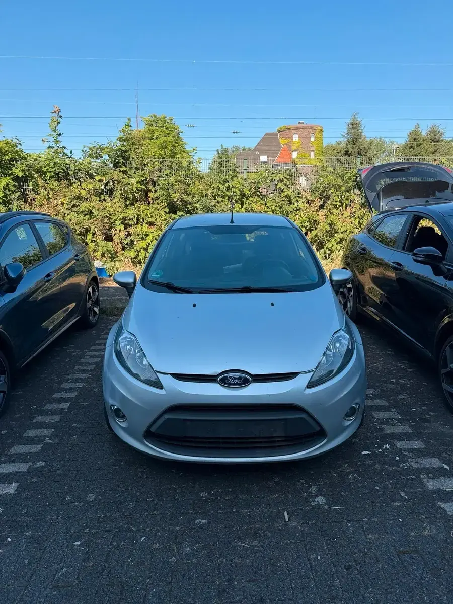 Gebraucht Ford Fiesta 70 PS (51 kW) 2012 Silber Kleinwagen
