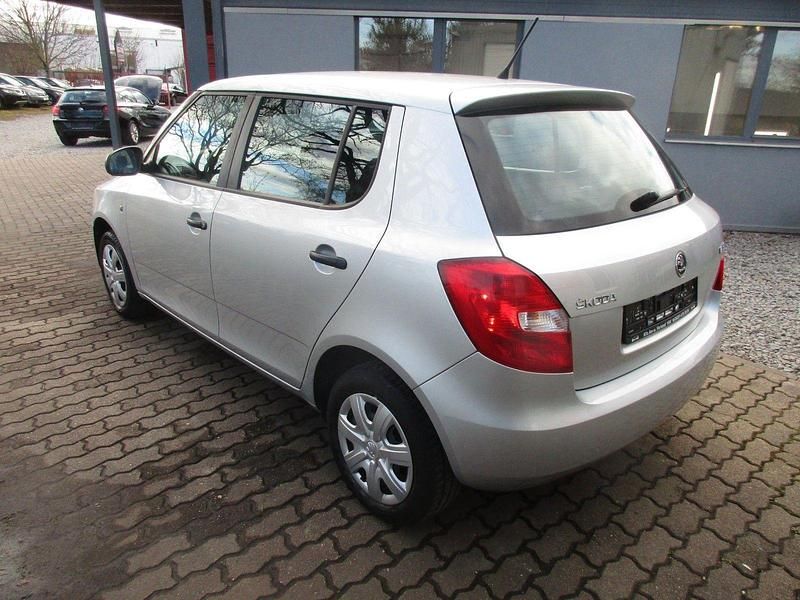 Gebraucht Skoda Fabia Active 60 PS (44 kW) 2015 Silber Kleinwagen