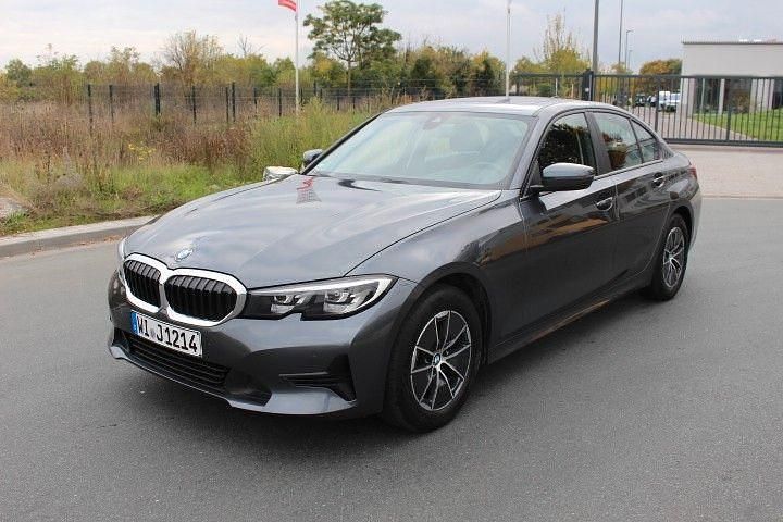 Grau Gebraucht 2021 BMW 318 Limousine | 27.200 € (Guter Preis) - Bild 1/4