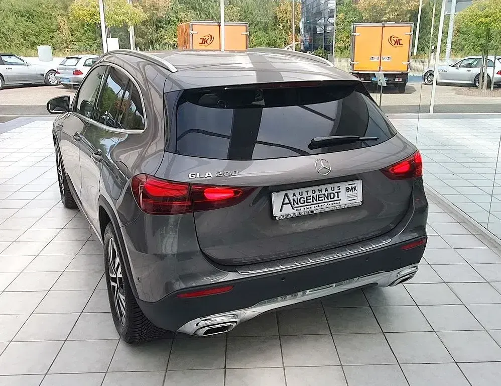 Gebraucht Mercedes GLA200 163 PS (119 kW) 2024 Grau SUV
