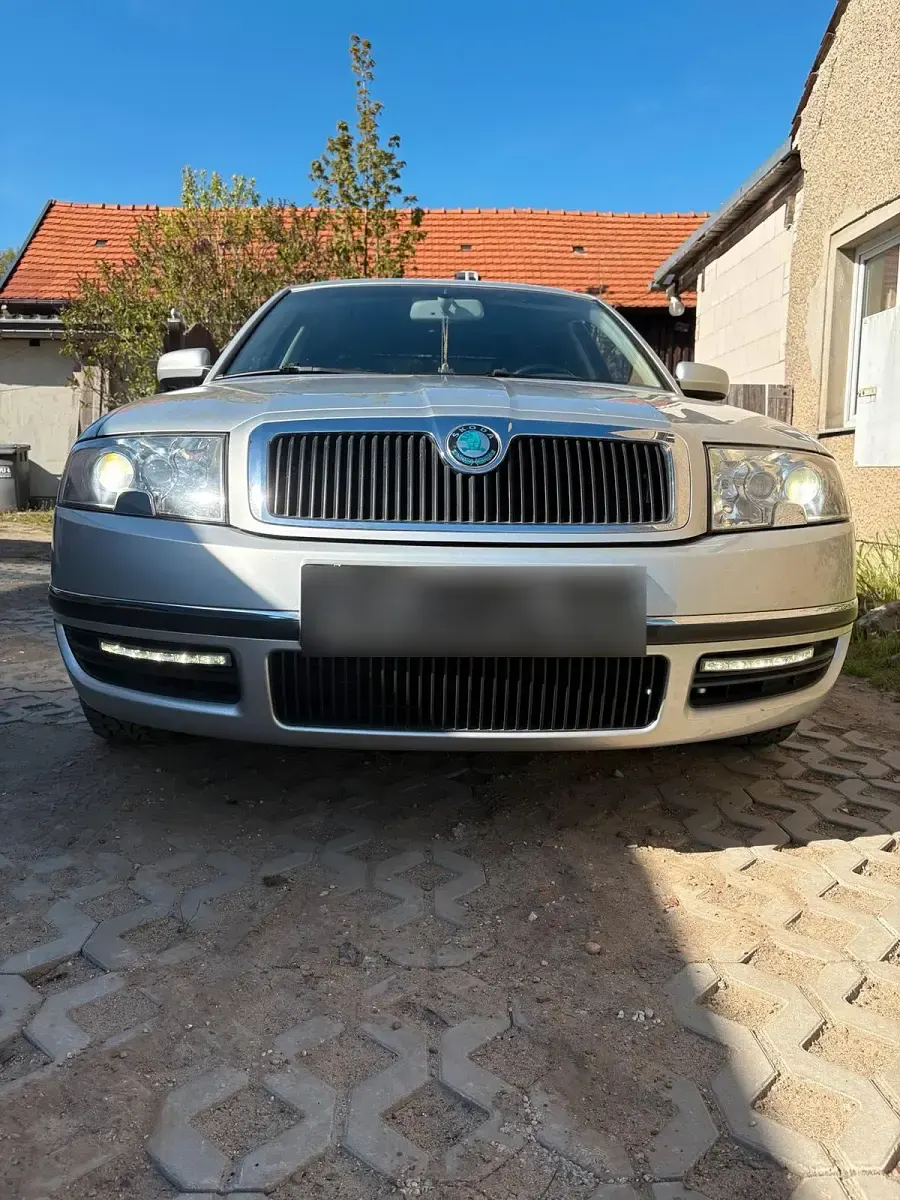 Używany Skoda Superb 150 KM (110 kW) 2003 Srebrny Sedan/Limuzyna
