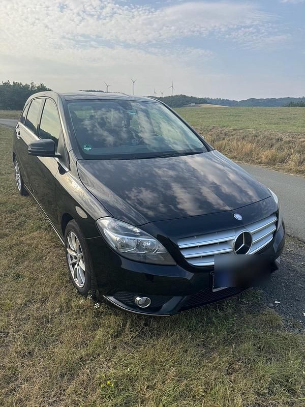 Schwarz Gebraucht 2014 Mercedes B180 Van / Kleinbus | 7.350 € (Fairer Preis) - Bild 1/4
