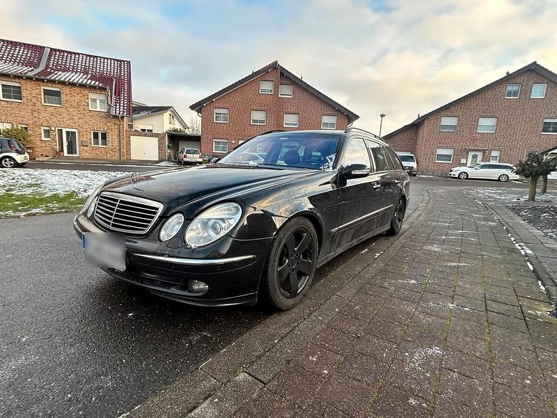 Schwarz Gebraucht 2003 Mercedes E320 Avantgarde Kombi | 2.000 € (Guter Preis) - Bild 1/4