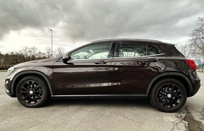 Gebraucht Mercedes GLA200 Urban 156 PS (114 kW) 2014 Braun SUV