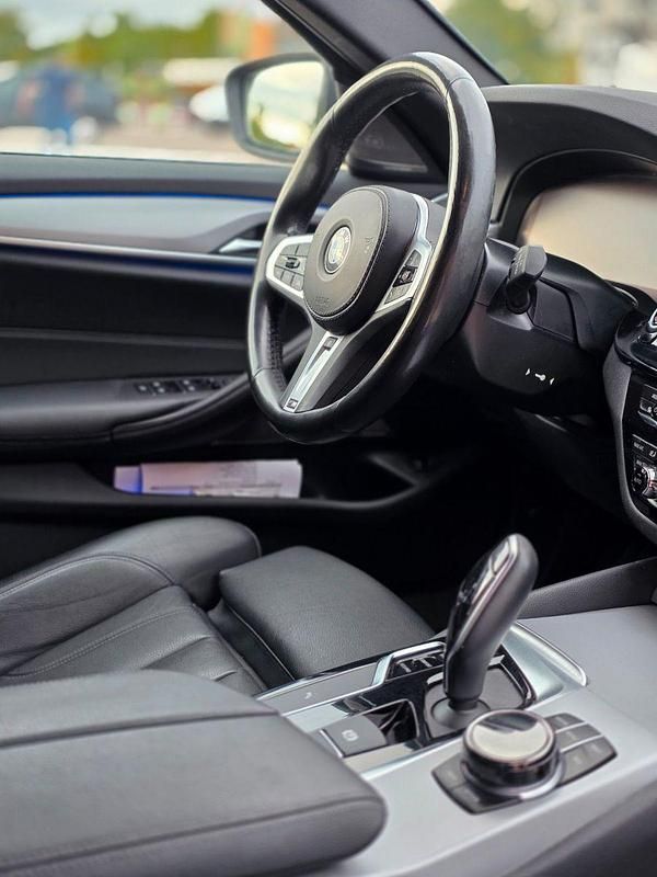 Schwarz Gebraucht 2020 BMW 520 Kombi | 25.800 € (Fairer Preis) - Bild 1/4