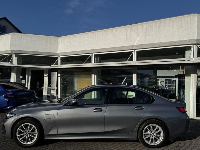 Gebraucht BMW 330e Sport Line 292 PS (214 kW) 2023 Skyscraper grau (metallic) Limousine
