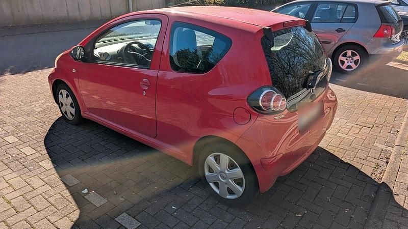 Gebraucht Toyota Aygo 68 PS (50 kW) 2009 Rot Kleinwagen