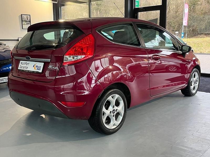 Gebraucht Ford Fiesta Titanium 82 PS (60 kW) 2011 Hot magenta metallic Kleinwagen