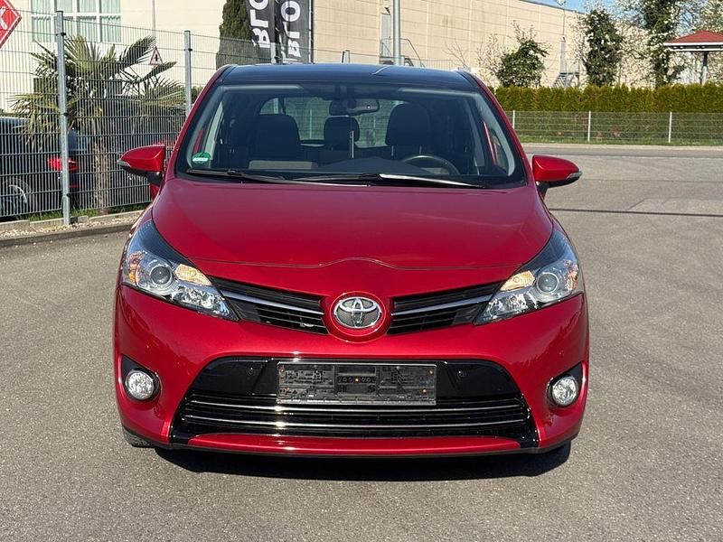Gebraucht Toyota Verso Skyview Edition 147 PS (108 kW) 2016 Rot Van / Kleinbus