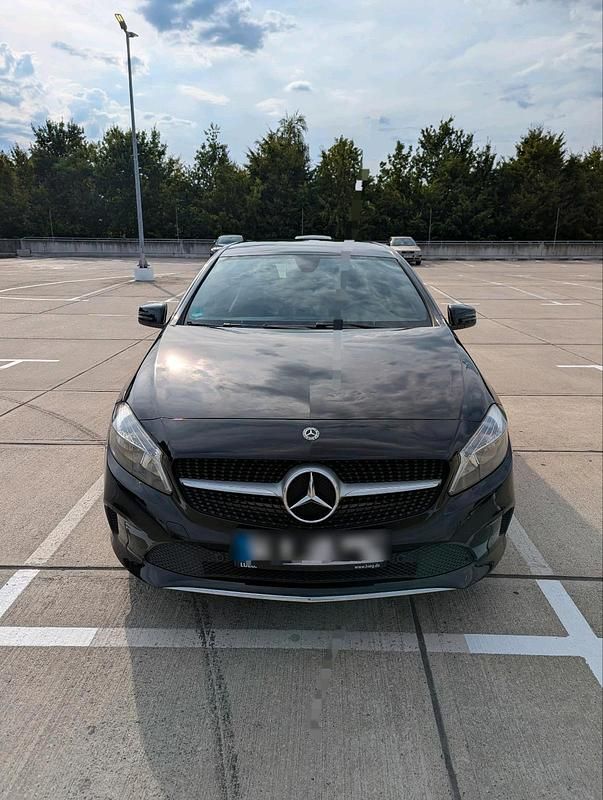 Schwarz Gebraucht 2017 Mercedes A200 Kleinwagen | 18.900 € (Teuer) - Bild 1/4