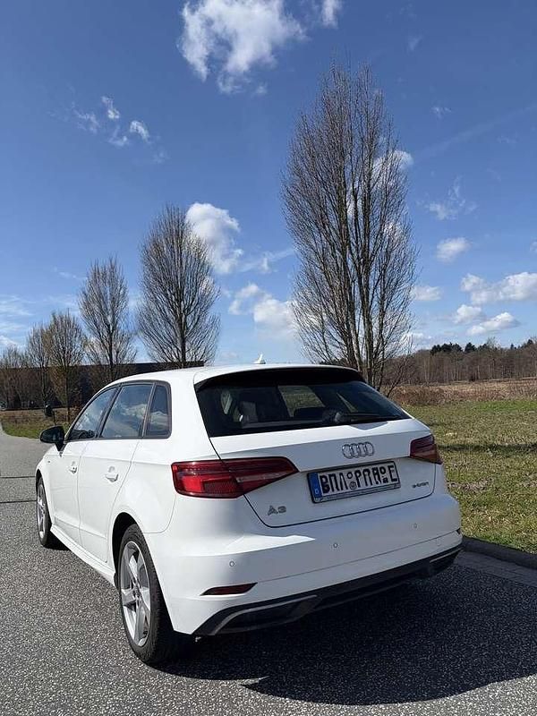Gebraucht Audi A3 e-tron Sport 150 PS (110 kW) 2017 Weiß Kleinwagen