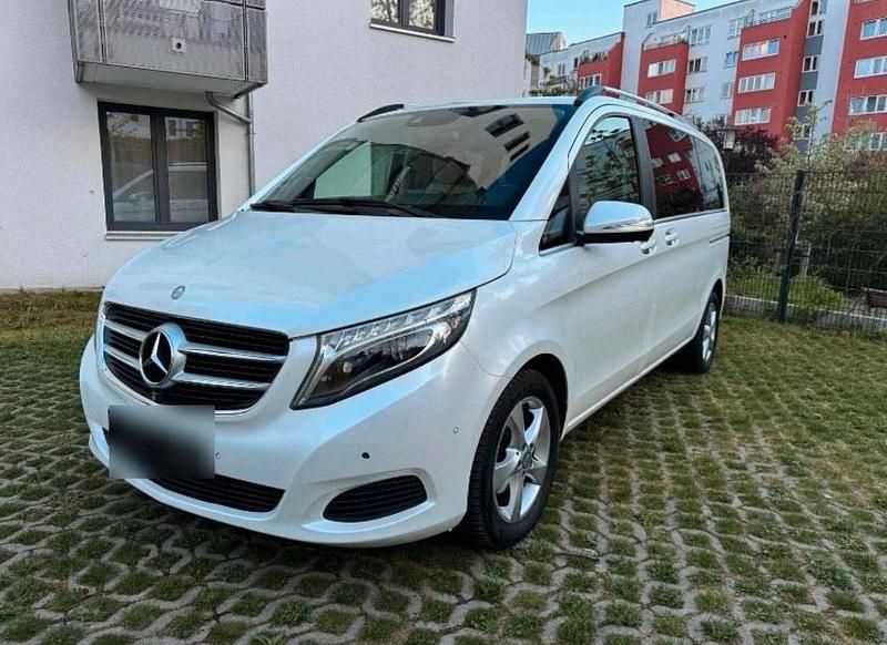 Grau Gebraucht 2015 Mercedes V220 Avantgarde Van / Kleinbus | 27.500 € (Fairer Preis) - Bild 1/4