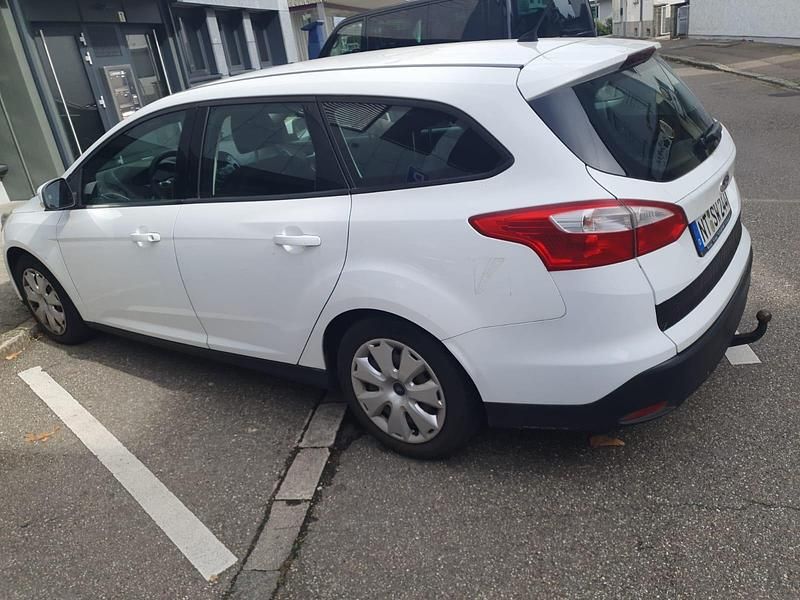 Weiß Gebraucht 2011 Ford Focus Kombi | 3.500 € (Fairer Preis) - Bild 1/4