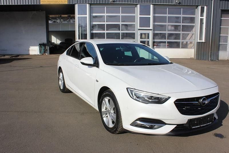 Gebraucht Opel Insignia Dynamic 165 PS (121 kW) 2018 Weiß Limousine