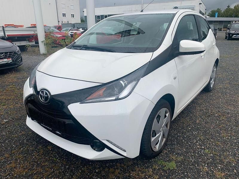 Weiß Gebraucht 2017 Toyota Aygo X-play Kleinwagen | 8.590 € (Etwas zu teuer) - Bild 1/4