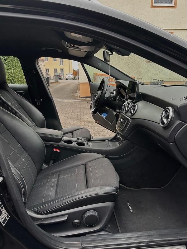 Gebraucht Mercedes GLA180 122 PS (89 kW) 2016 Schwarz SUV