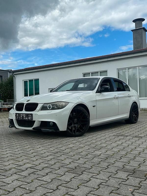 Weiß Gebraucht 2010 BMW 335 Limousine | 14.900 € (Fairer Preis) - Bild 1/4