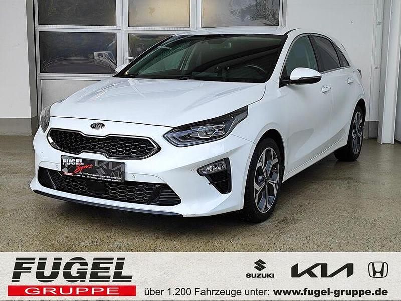 Deluxeweiss met. Gebraucht 2021 Kia Ceed Spirit Limousine | 15.495 € (Guter Preis) - Bild 1/4