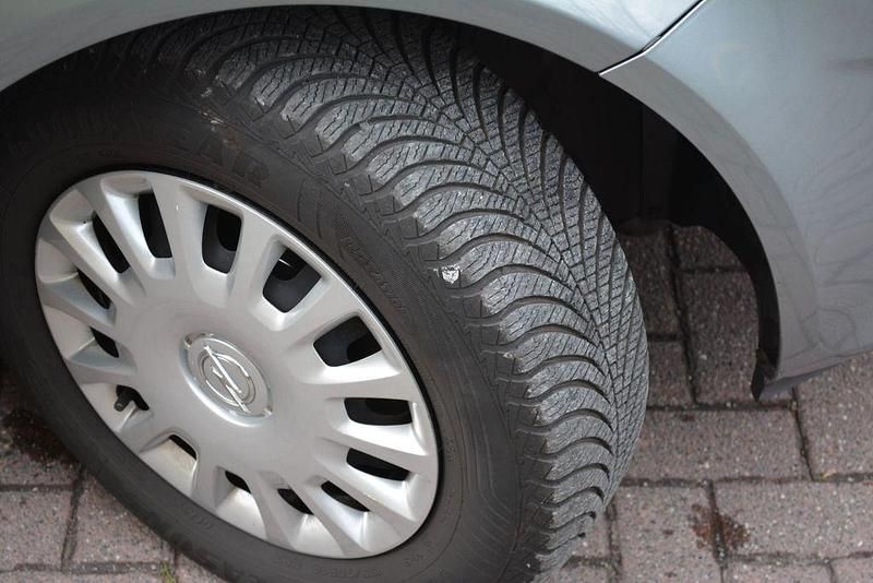 Gebraucht Opel Corsa Selection 69 PS (50 kW) 2013 Silber Kleinwagen