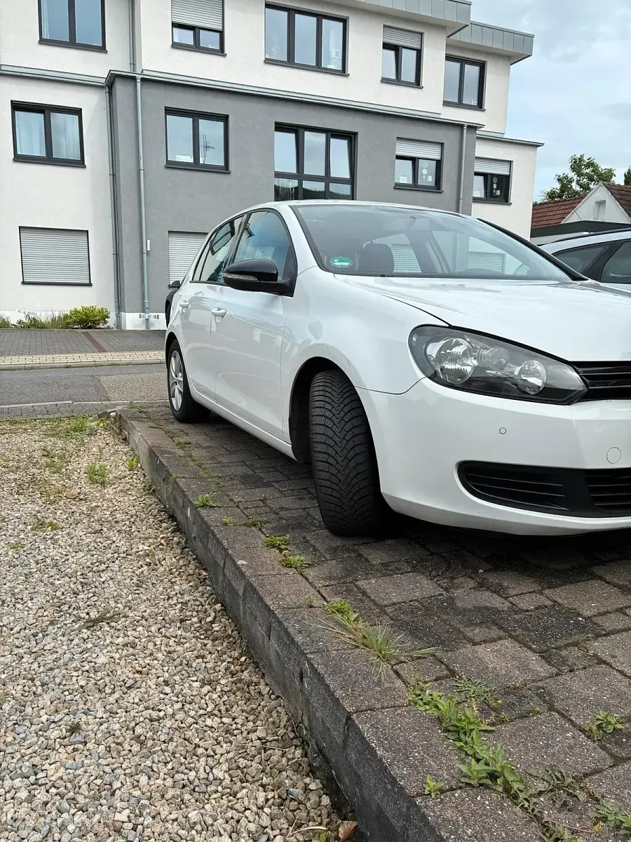 Gebraucht VW Golf VI 105 PS (77 kW) 2010 Weiß Kleinwagen