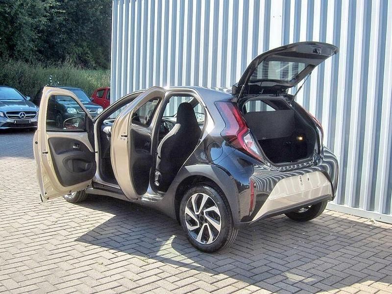Neu Toyota Aygo 72 PS (52 kW) 2025 Ginger beige (4u9)/ black mica Kleinwagen
