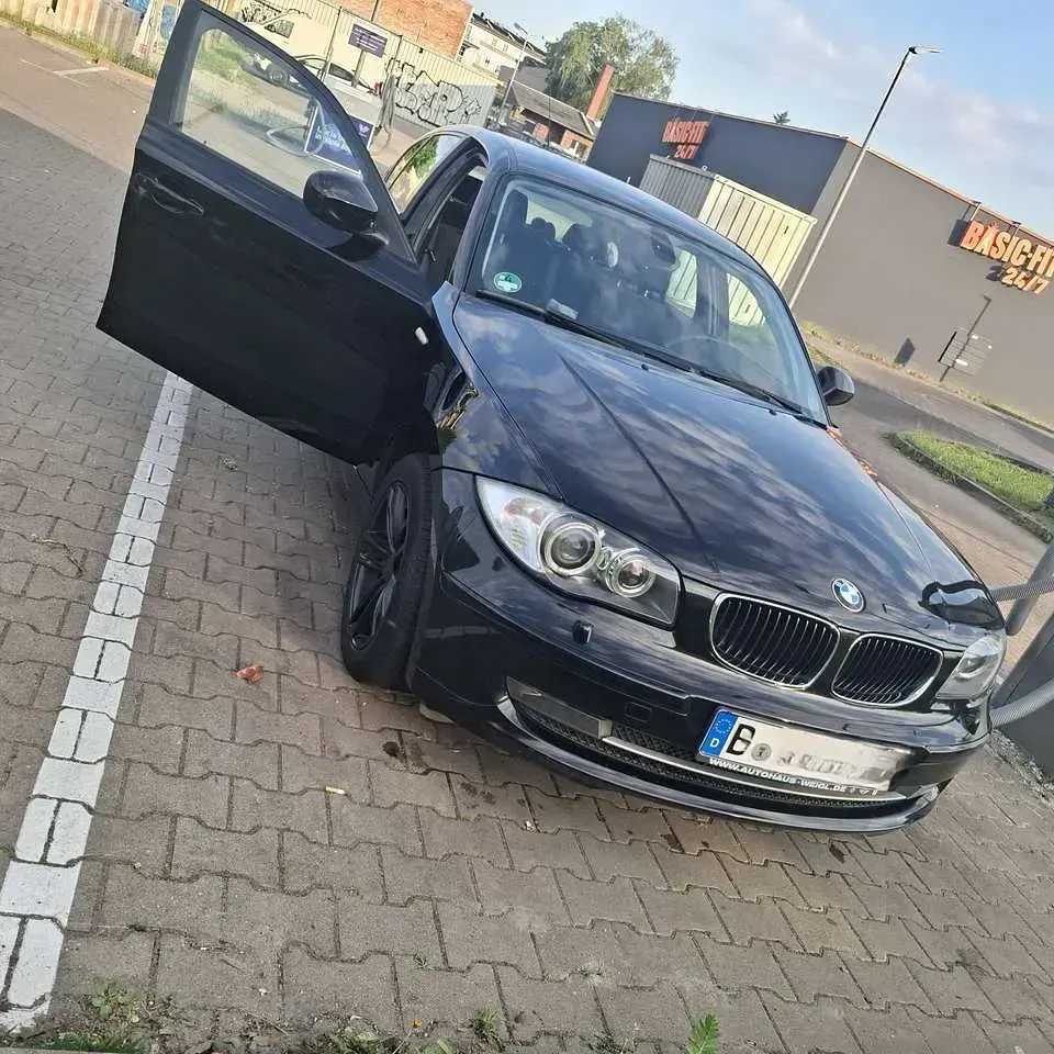 Gebraucht BMW 116 122 PS (89 kW) 2010 Schwarz Kleinwagen