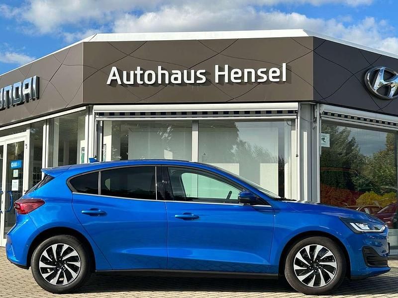 Gebraucht Ford Focus Titanium 125 PS (91 kW) 2023 Desert island blue Limousine
