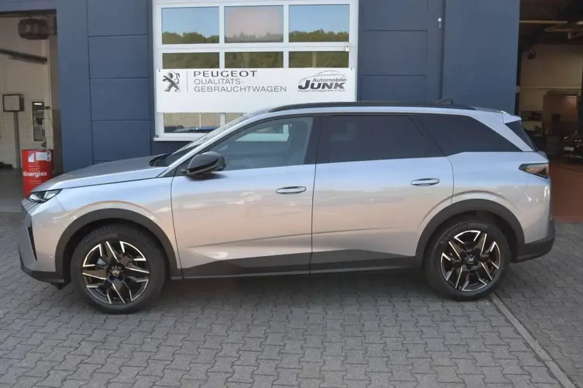 Gebraucht Peugeot 5008 Allure 136 PS (100 kW) 2025 Met. artense silber SUV