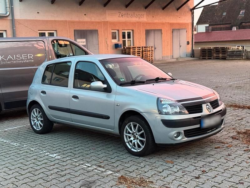 Gebraucht Renault Clio II 75 PS (55 kW) 2007 Silber Limousine