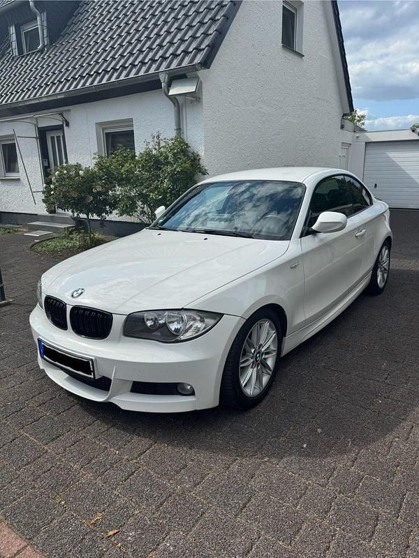 Weiß Gebraucht 2010 BMW 118 Coupé M Sport Coupé | 10.499 € (Teuer) - Bild 1/4