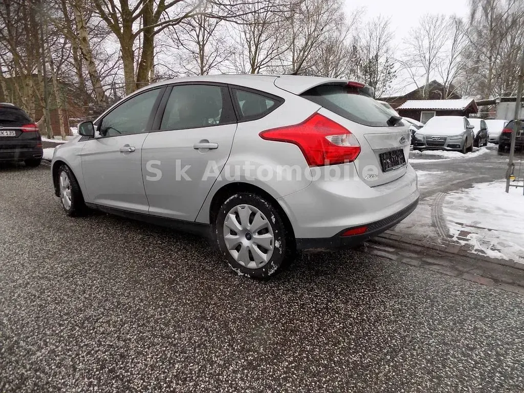 Gebraucht Ford Focus Trend 101 PS (74 kW) 2012 Silber Limousine