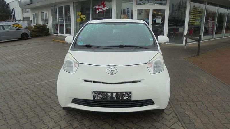 Gebraucht Toyota iQ Basis 68 PS (50 kW) 2014 Weiß Kleinwagen