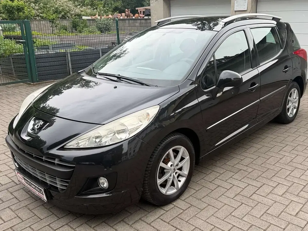 Gebraucht Peugeot 207 Tendance 95 PS (69 kW) 2012 Schwarz obsidien mitschutzlack Kombi