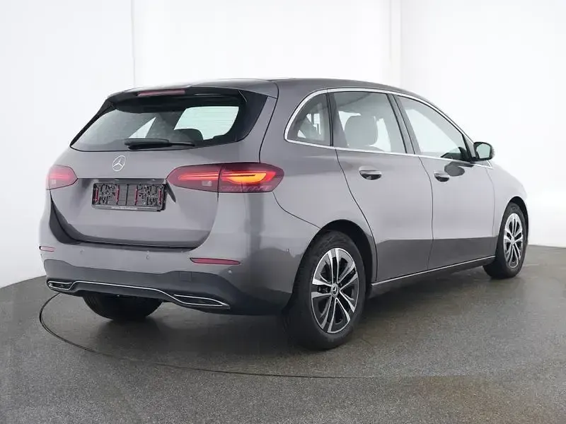 Gebraucht Mercedes B200 Progressive 150 PS (110 kW) 2024 Grau Van / Kleinbus