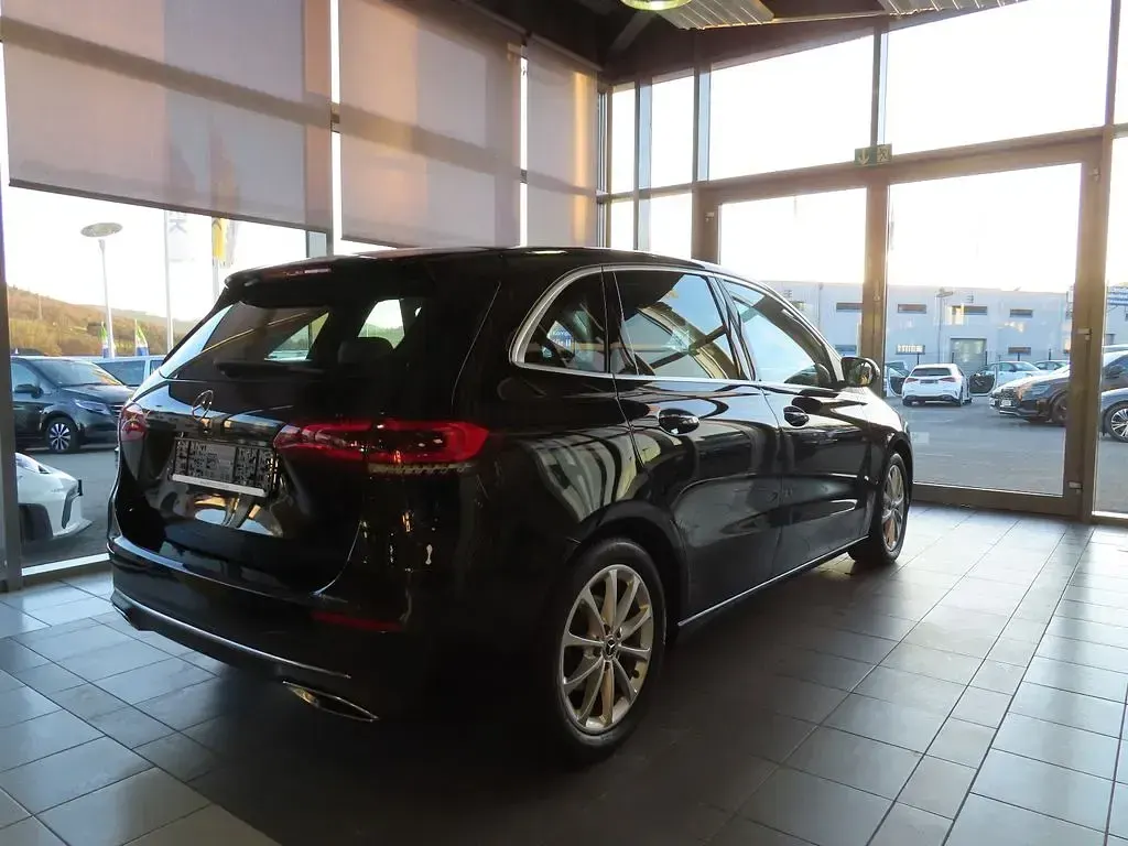 Gebraucht Mercedes B180 116 PS (85 kW) 2019 Schwarz Kleinwagen