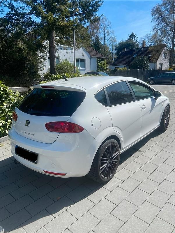Usata Seat Leon 105 CV (77 kW) 2010 Bianco Utilitaria