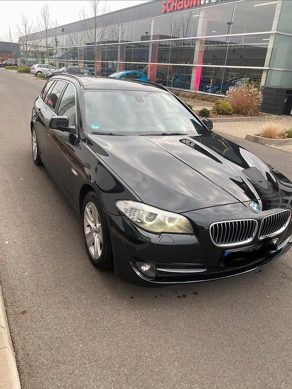 Schwarz Gebraucht 2013 BMW 520 Kombi | 12.899 € (Fairer Preis) - Bild 1/4