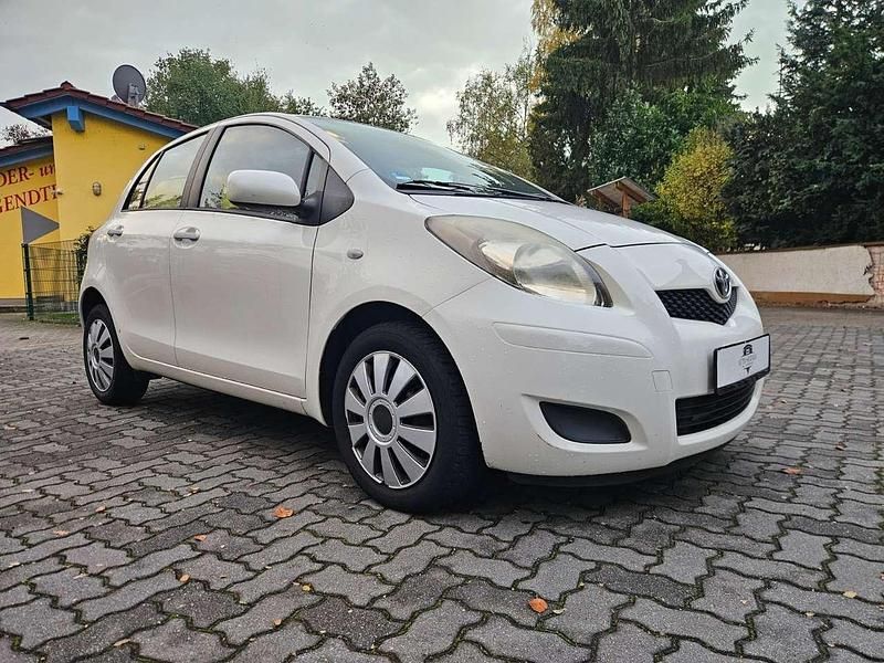 Solid white Gebraucht 2011 Toyota Yaris Cool Kleinwagen | 3.700 € (Fairer Preis) - Bild 1/4