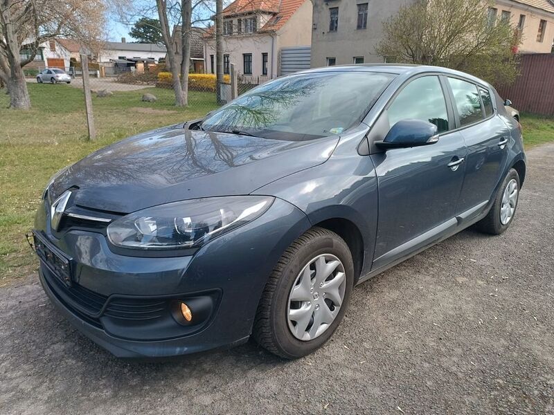 Grau Gebraucht 2015 Renault Mégane III Authentique Limousine | 6.900 € (Fairer Preis) - Bild 1/4