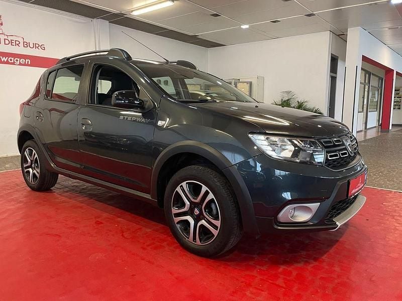 Grau "comete" Gebraucht 2020 Dacia Sandero Celebration SUV | 13.900 € (Fairer Preis) - Bild 1/4