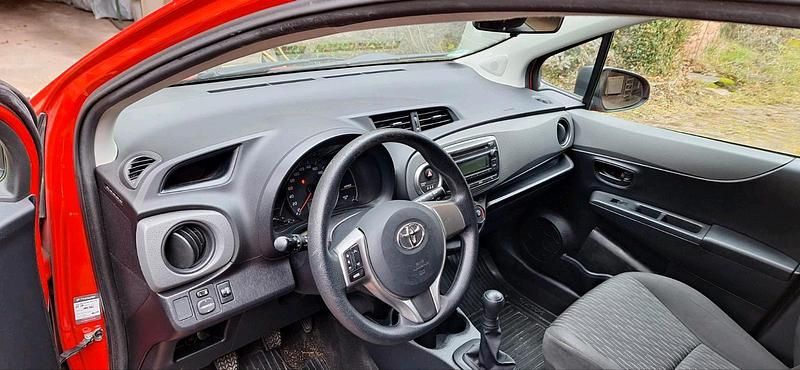 Gebraucht Toyota Yaris 69 PS (50 kW) 2012 Rot Kleinwagen