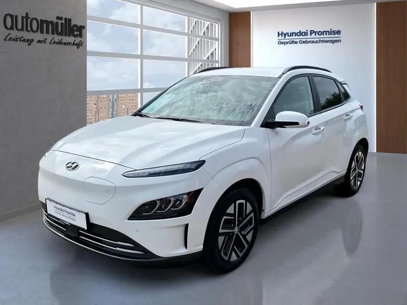 Gebraucht Hyundai Kona Advantage 99 kW (135 PS) 2023 Weiß serenity white / mic SUV