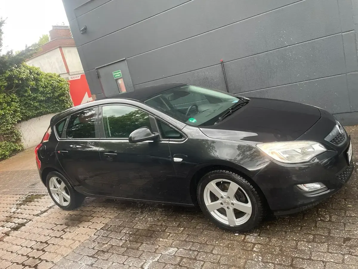 Używany Opel Astra 110 KM (80 kW) 2012 Czarny Hatchback