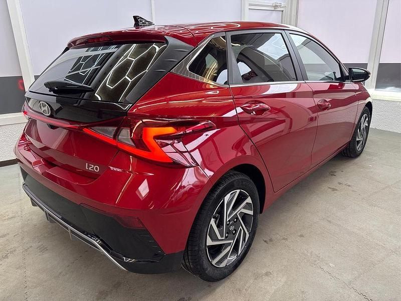 Neu Hyundai i20 Style 99 PS (72 kW) 2025 Rot Limousine