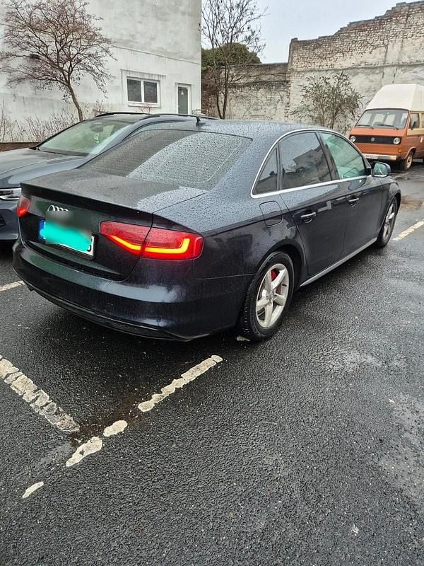 Blau Gebraucht 2012 Audi A4 Limousine | 7.200 € (Guter Preis) - Bild 1/4