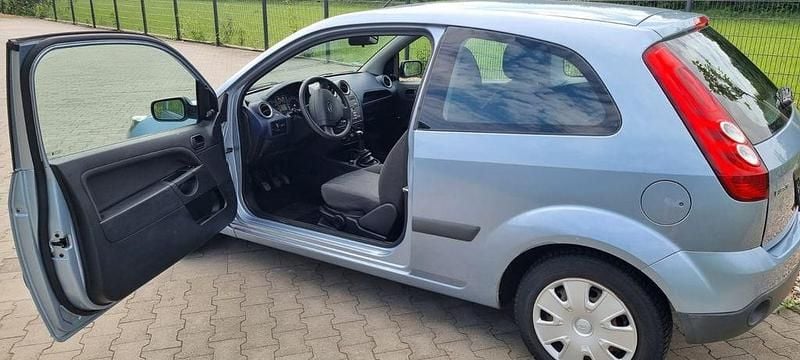 Blau Gebraucht 2005 Ford Fiesta Limousine | 1.900 € (Fairer Preis) - Bild 1/4