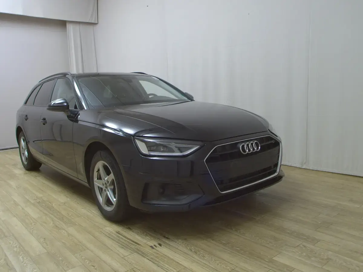 Gebraucht Audi A4 Basis 163 PS (119 kW) 2023 Mythosschwarz metallic Kombi