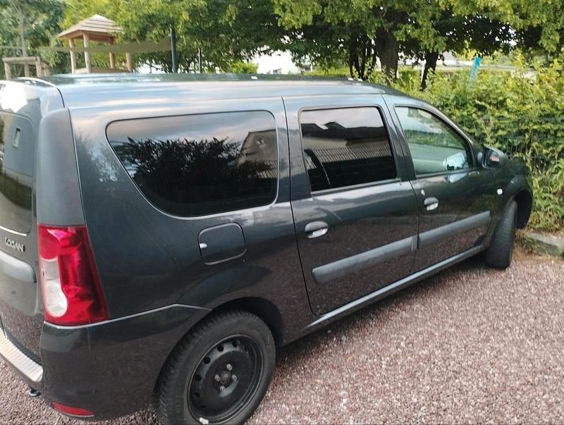 Grau Gebraucht 2012 Dacia Logan Limousine | 6.250 € - Bild 1/4